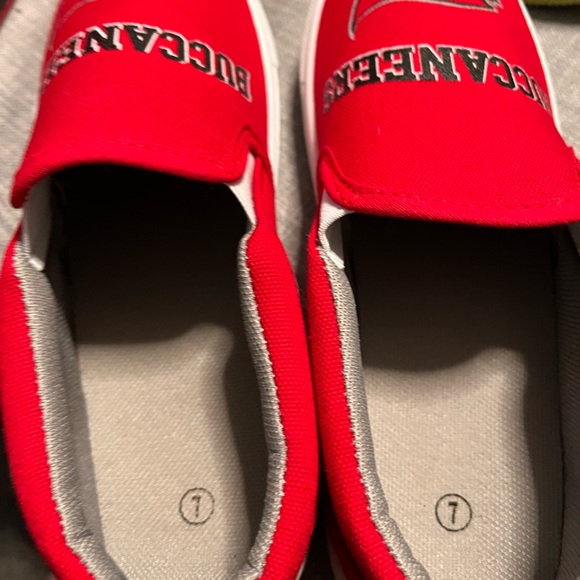 Tampa Bay buccaneers slip ons that were too small! Brand new - Picture 3 of 4